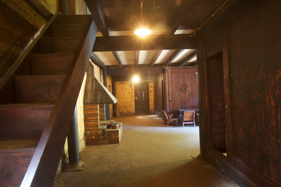 Cầu thang, lò sưởi và khu vực chung ở tầng trệt